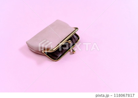 ピンク色の革の財布 ネットショッピング 背景素材 バックグラウンド ピンク色の革の財布 ネットショッピング 背景素材 バックグラウンド 118067817