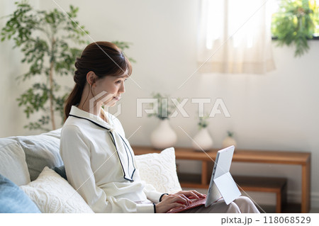 自宅でテレワークをする女性 118068529
