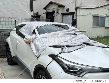 ぼろぼろなカーフロントガラスカバー 118068573