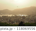 高台から見下ろす街並みと街 118069556