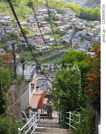 長崎の路地裏　坂道のある風景 118069559