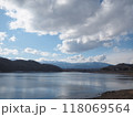 冬の晴れた空と湖 118069564
