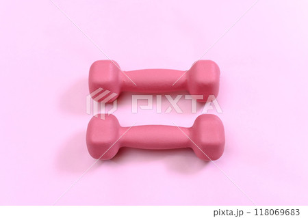 ピンク色のダンベル 筋トレイメージ 背景素材 バックグラウンド ピンク色のダンベル 筋トレイメージ 背景素材 バックグラウンド 118069683