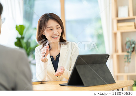 女性ビジネスマン　　相談に乗るファイナンシャルプランナー 118070630