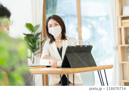 マスクをした女性ビジネスマン  相談に乗るファイナンシャルプランナー マスクをした女性ビジネスマン  相談に乗るファイナンシャルプランナー 118070714