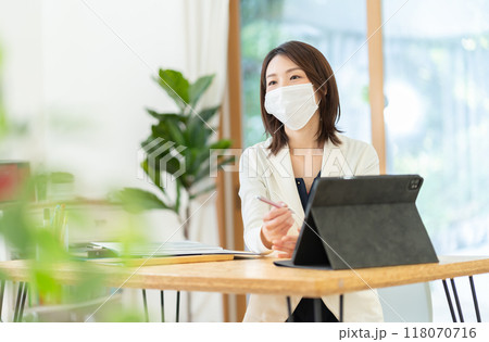 マスクをした女性ビジネスマン  相談に乗るファイナンシャルプランナー マスクをした女性ビジネスマン  相談に乗るファイナンシャルプランナー 118070716