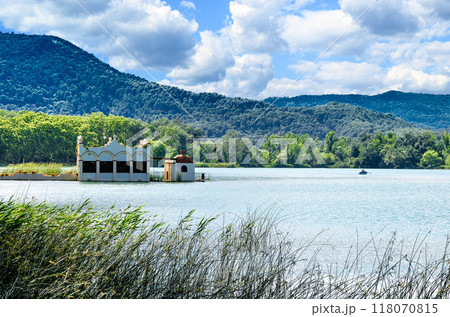 Beautiful views of Lake Banyoles (Banyoles) with the old white summer houses. Girona, Catalonia	 118070815