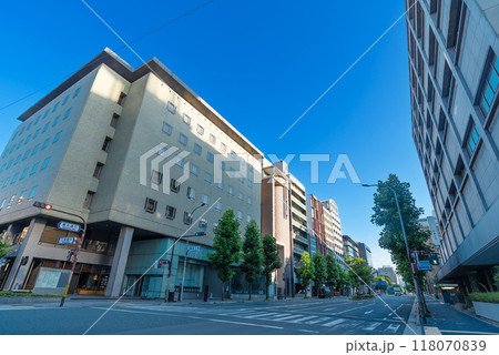 京都の都市風景　烏丸三条交差点北側 118070839