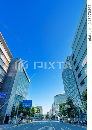 京都烏丸通　烏丸御池駅付近の風景 118070865