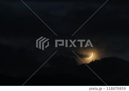 北杜市白州町、雲の中をゆっくり下りて来る月齢2.2の三日月 北杜市白州町、雲の中をゆっくり下りて来る月齢2.2の三日月 118070959