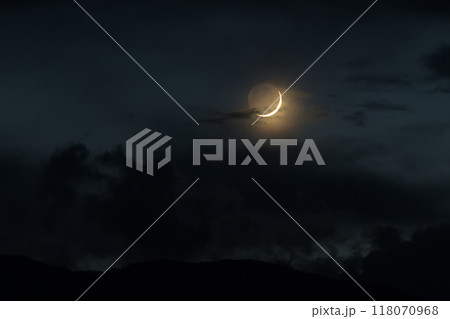 北杜市白州町、雲の中をゆっくり下りて来る月齢2.2の三日月 118070968