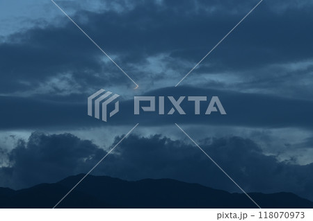 北杜市白州町、雲の中をゆっくり下りて来る月齢2.2の三日月 118070973