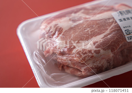 パックに入った豚肉 118071451