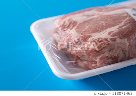 パックに入った豚肉 118071462