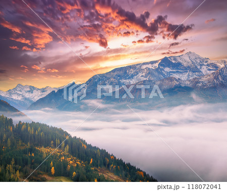 Gorgeous view of  mountains around  Zell lake or Zeller See . 118072041