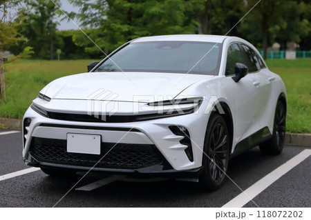 白い国産スポーツカー 118072202