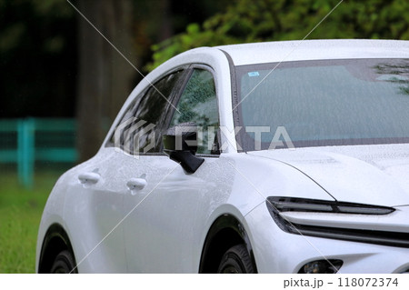 白い国産スポーツカー 118072374