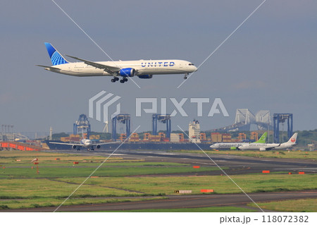 羽田空港のA滑走路に着陸する旅客機　 118072382