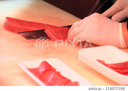 マグロの刺身を引く マグロをさばく職人の手元 マグロの刺身を引く マグロをさばく職人の手元 118072398