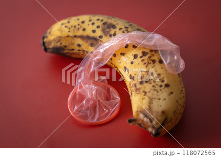 コンドームとバナナ コンドームとバナナ 118072565