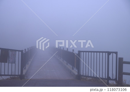 【佐賀県唐津市】幻想的な霧に包まれる橋 【佐賀県唐津市】幻想的な霧に包まれる橋 118073106