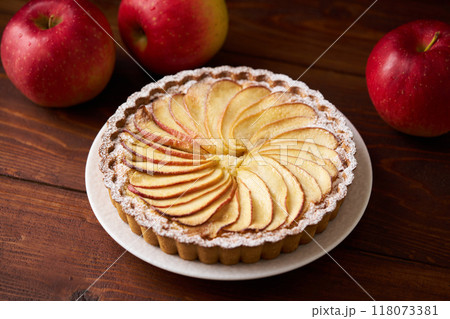 焼き上がったアップルタルト 118073381