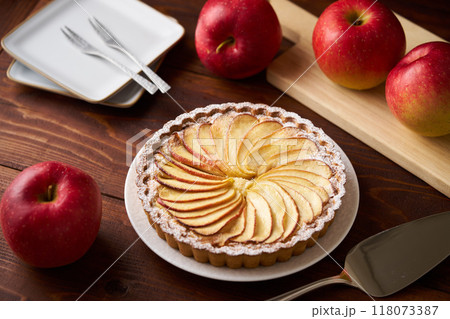 焼き上がったアップルタルト 118073387