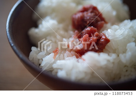 梅干しと炊きたてのご飯 梅干しと炊きたてのご飯 118073453