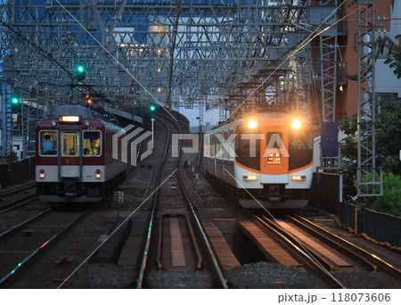 夕暮れの今里駅付近を走る近鉄特急 夕暮れの今里駅付近を走る近鉄特急 118073606