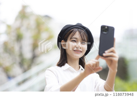 スマホを見る女性 スマホを見る女性 118073948