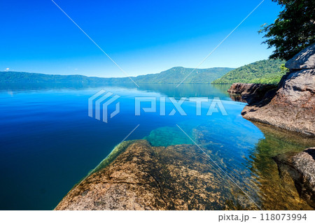 青く澄んだ十和田湖 118073994