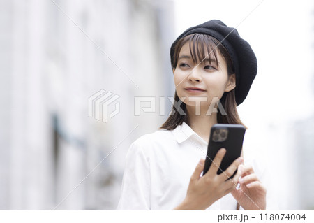 スマホを見る女性 118074004