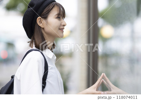 買い物をする女性 118074011