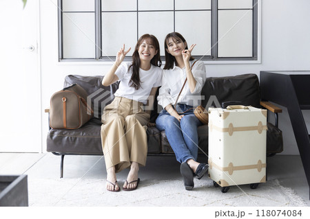 旅行を楽しむ女性 旅行を楽しむ女性 118074084
