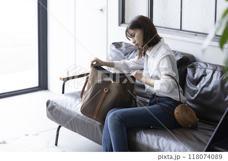 カバンの中を探す女性 118074089