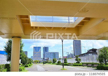 陸橋下から覗く都市風景　さいたま新都心　上小町付近　　　　 118074505