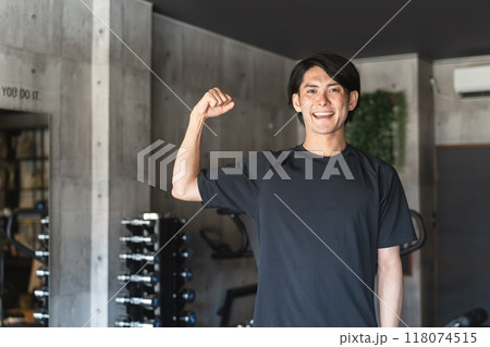 スポーツジムで働くパーソナルトレーナー・インストラクターの若いアジア人男性 118074515