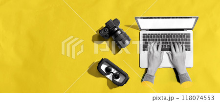 Laptop computer with a SLR camera and VR Laptop computer with a SLR camera and VR 118074553