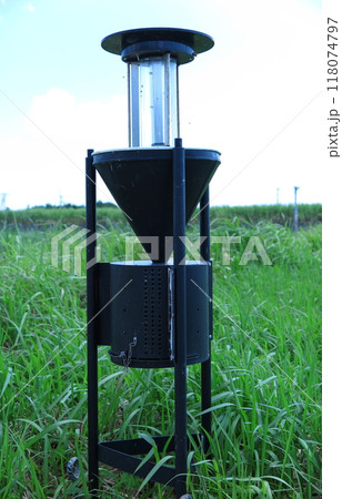 害虫対策の駆除用LEDトラップ（沖縄県の宮古島） 118074797