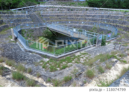 福里地下ダム資料館(沖縄県宮古島)、水位観測所として地上に現れた止水壁の一部分 福里地下ダム資料館(沖縄県宮古島)、水位観測所として地上に現れた止水壁の一部分 118074799