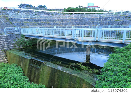 福里地下ダム資料館（沖縄県宮古島）、水位観測所として地上に現れた止水壁の一部分 118074802