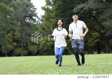 ランニングを楽しむ若い男女 ランニングを楽しむ若い男女 118074937