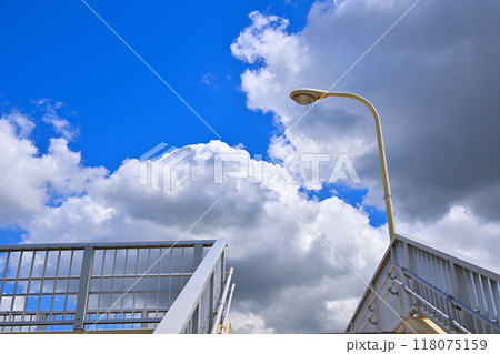 幹線道路の陸橋から眺めた青空と白い雲 幹線道路の陸橋から眺めた青空と白い雲 118075159
