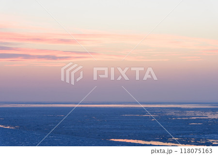 夕日に染まる知床の流氷 118075163
