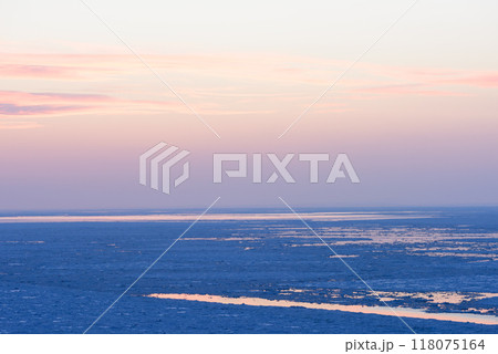 夕日に染まる知床の流氷 夕日に染まる知床の流氷 118075164