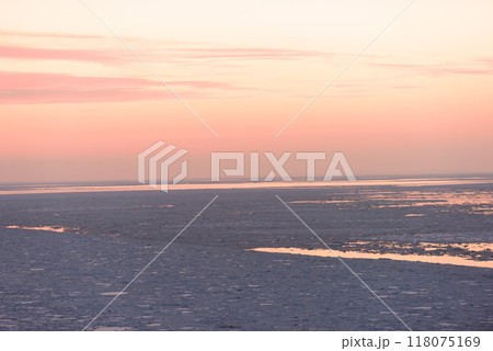 夕日に染まる知床の流氷 118075169