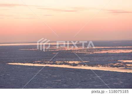 夕日の染まる知床の流氷 118075185