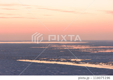 夕日の染まる知床の流氷 118075196