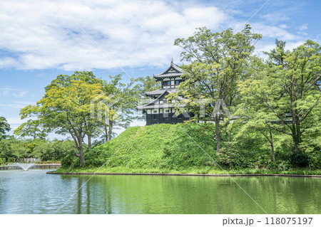 新潟県上越市　晴天の高田城址公園　高田城三重櫓と周辺の堀 118075197