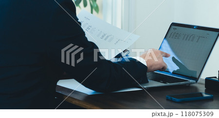 書類をデジタル化するビジネスマンの手元 118075309